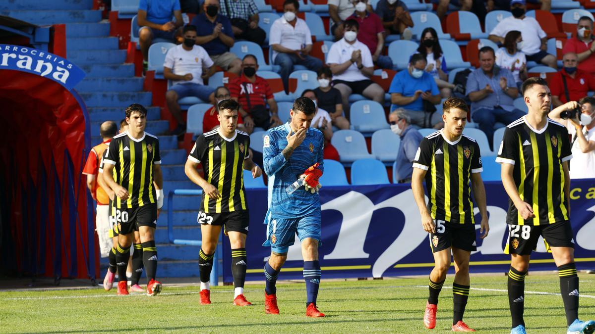 Cristian Álvarez, en el centro, saliendo al campo del Calahorra.