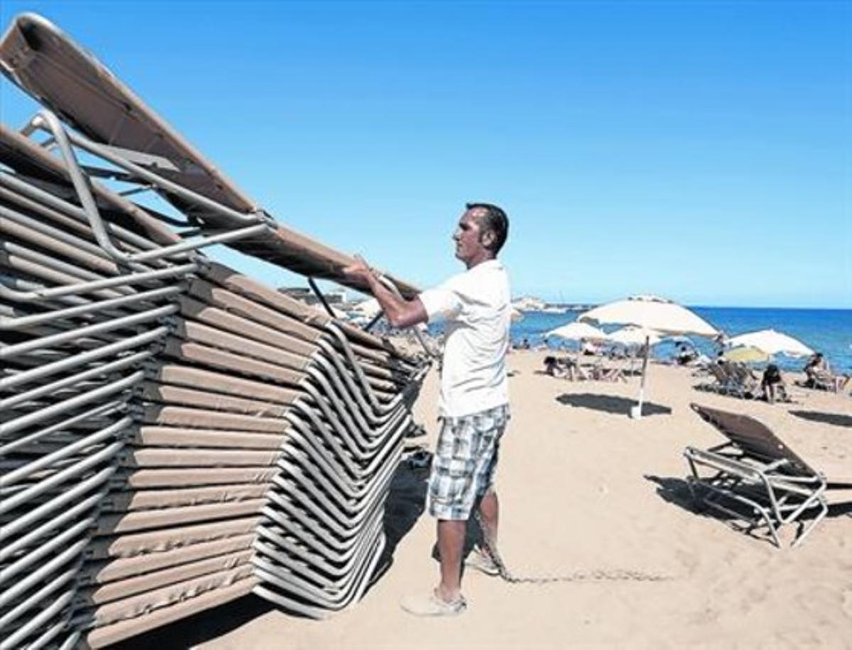 daniel argumosa Colocando hamacas en la playa del Somorrostro.