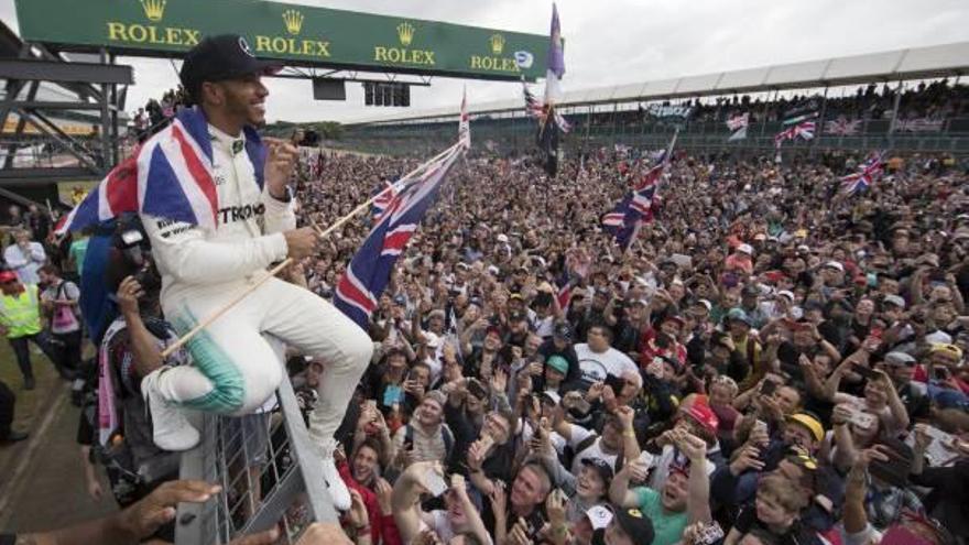 Hamilton ante los aficionados tras volver a ganar en Silverstone.