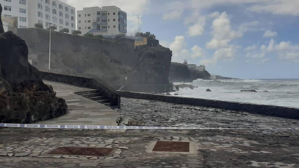 El mar embravecido causa daños en la costa norte de Tenerife