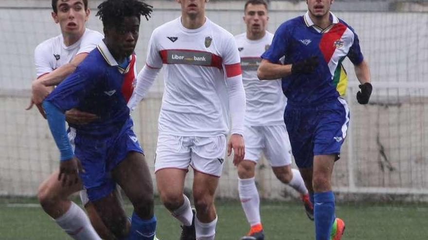 Una acción del duelo entre seleccions sub-18.