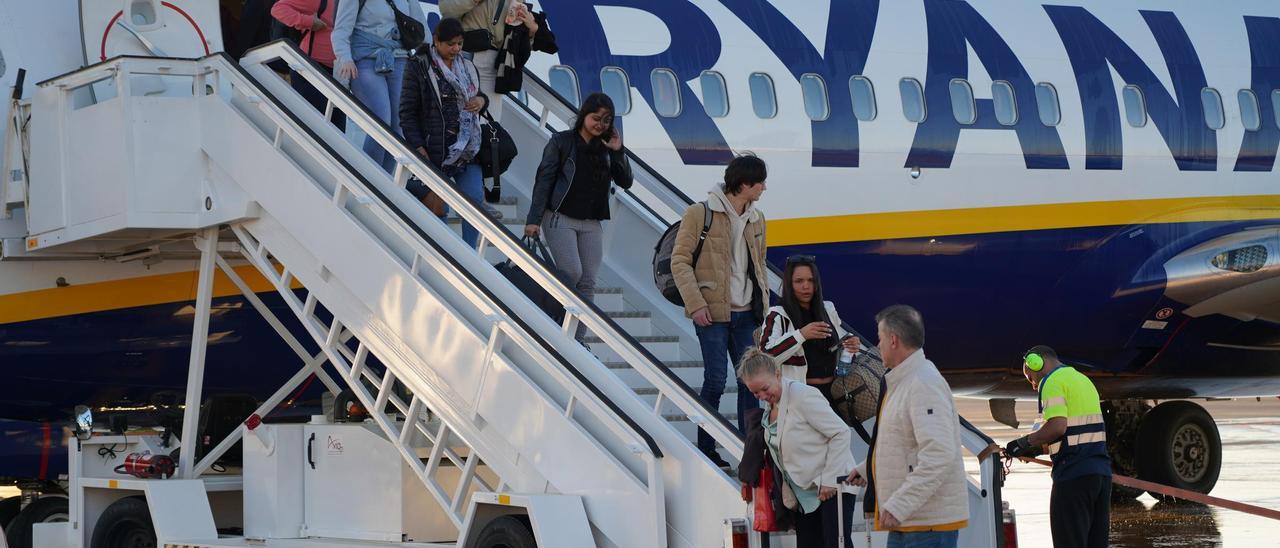 Pasajeros descienden de un avión procedente de Düsseldorf en Castellón.