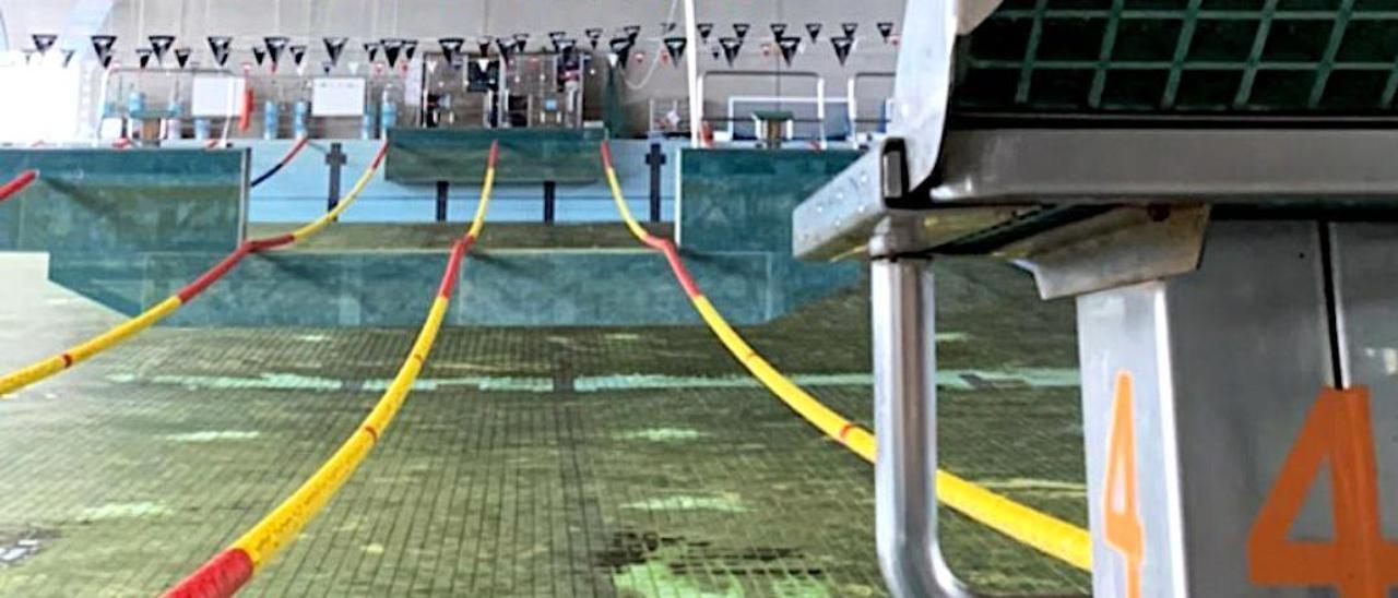 La piscina olímpica de Rías do Sur tras su vaciado.