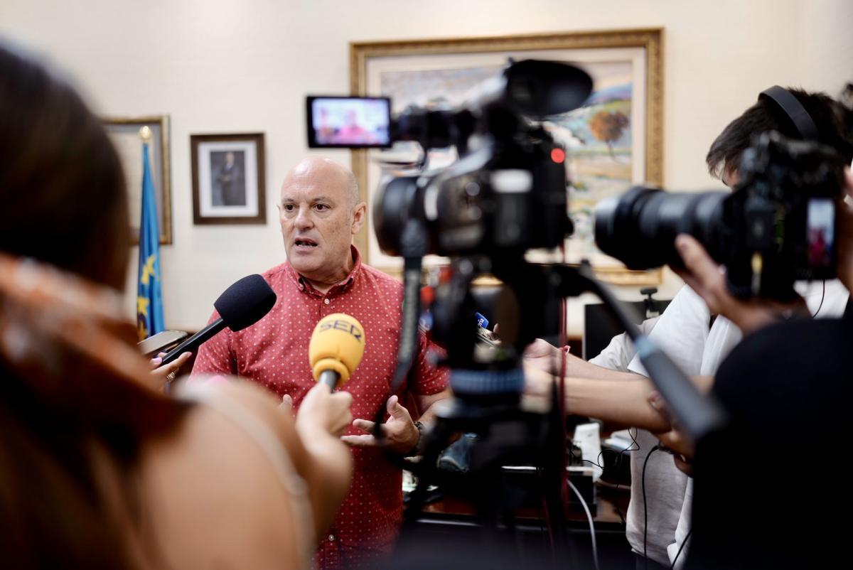 Julio César Fuster atiende a los medios para responder a las críticas del PP tras el incendio de El Prado.