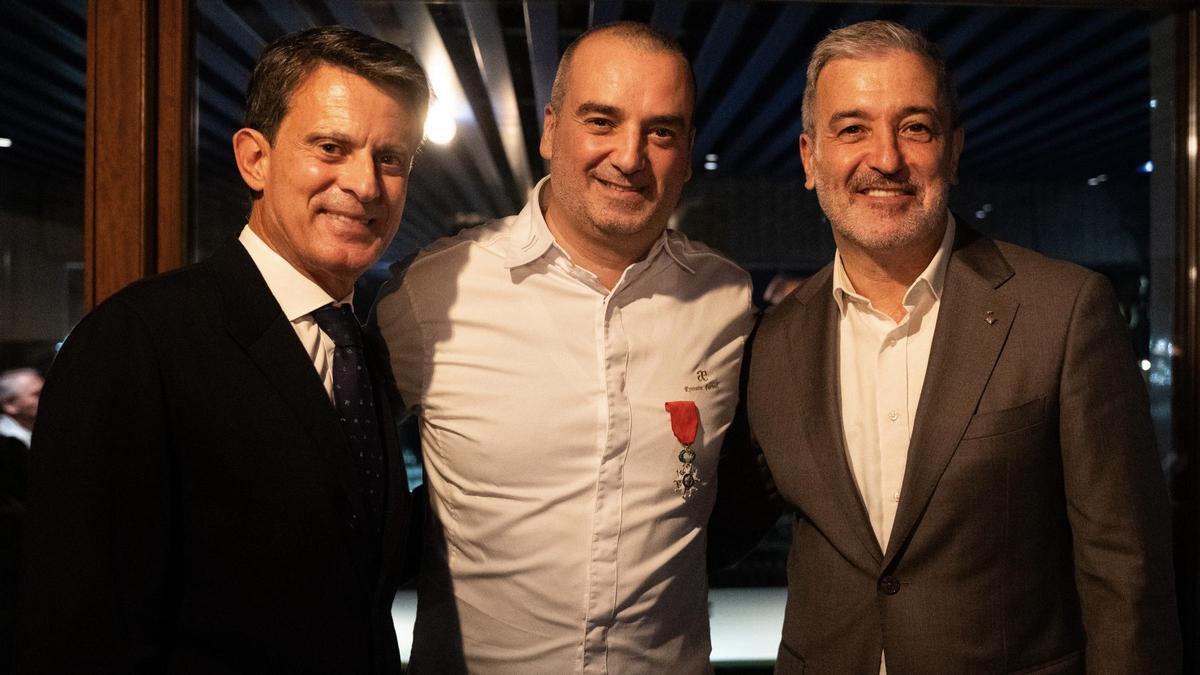 El ministro de Ultramar, Manuel Valls, y el alcalde de Barcelona, Jaume Collboni, flanquean a Romain Fornell tras la entrega al chef de la medalla de la Legión de Honor francesa, este jueves en Barcelona.