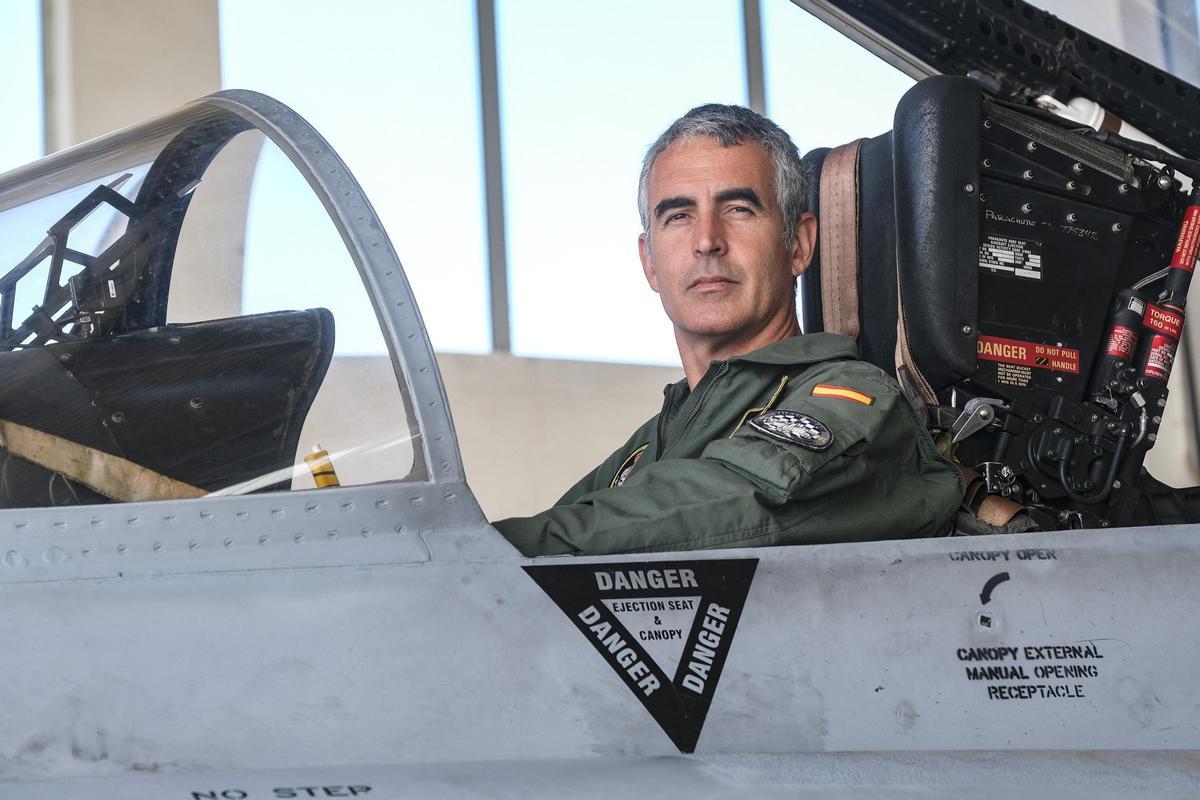 El teniente coronel Fernando Ramírez, en la cabina de un F-18