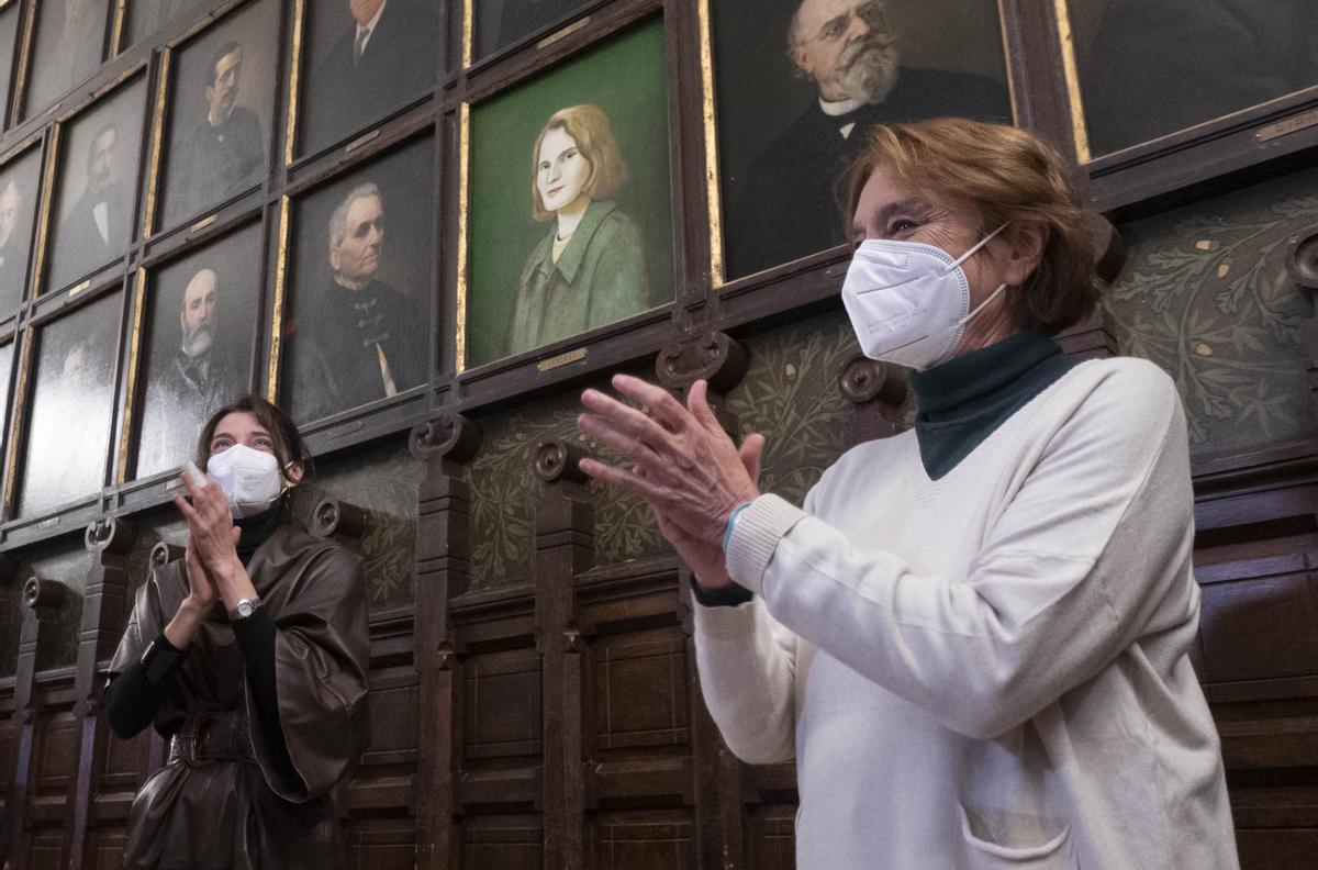 La ministra de Justicia, Pilar Llop, y la hija de Carmen Laforet, Cristina Cerezales, en el acto de reconocimiento a Carmen Laforet celebrado en el Ateneo de Madrid el pasado noviembre, cuando un retrato de la escritora empezó a lucir en la galería de ateneístas ilustres. 