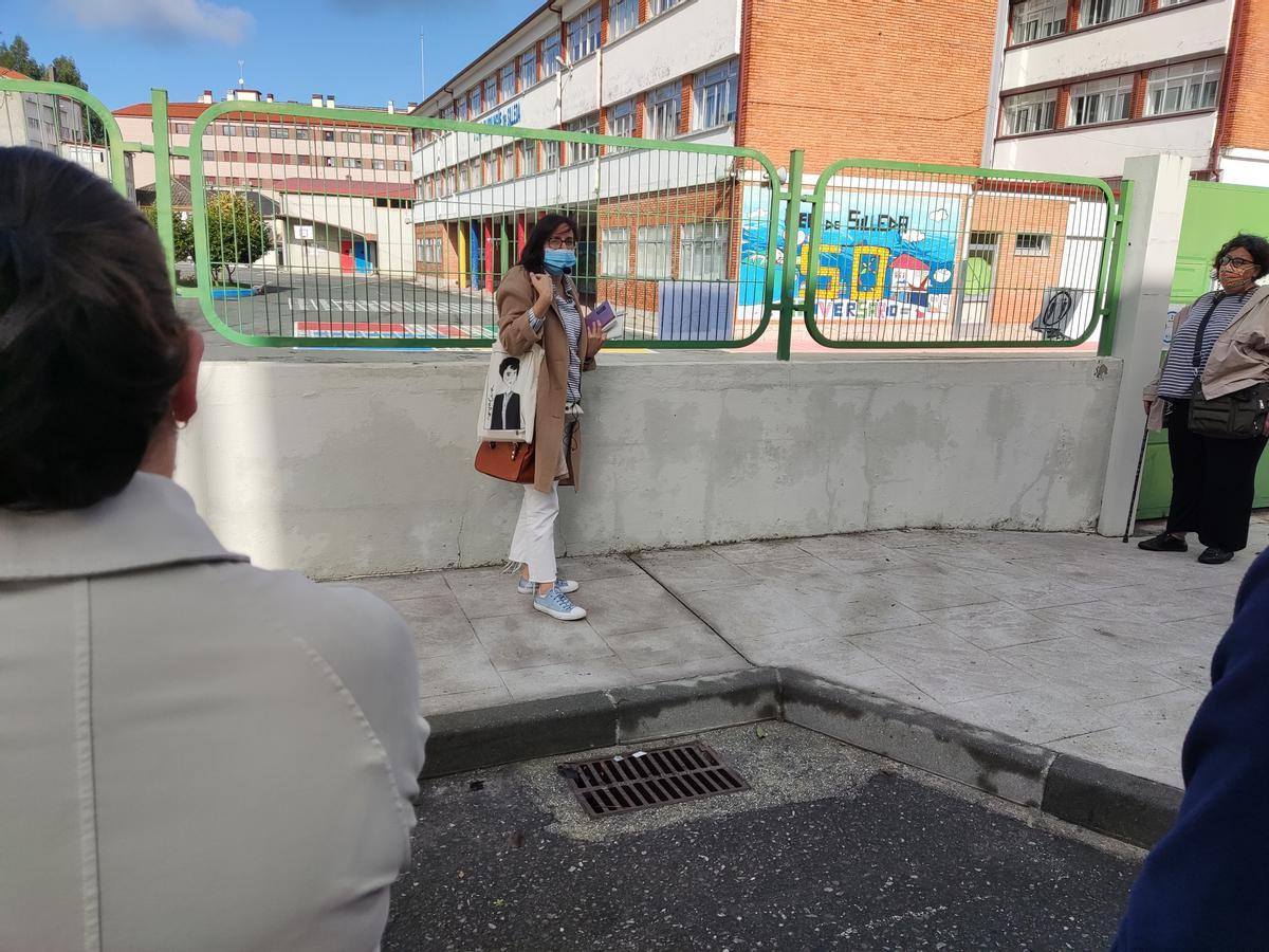 Ana Cabaleiro, na parada diante do colexio público de Silleda.