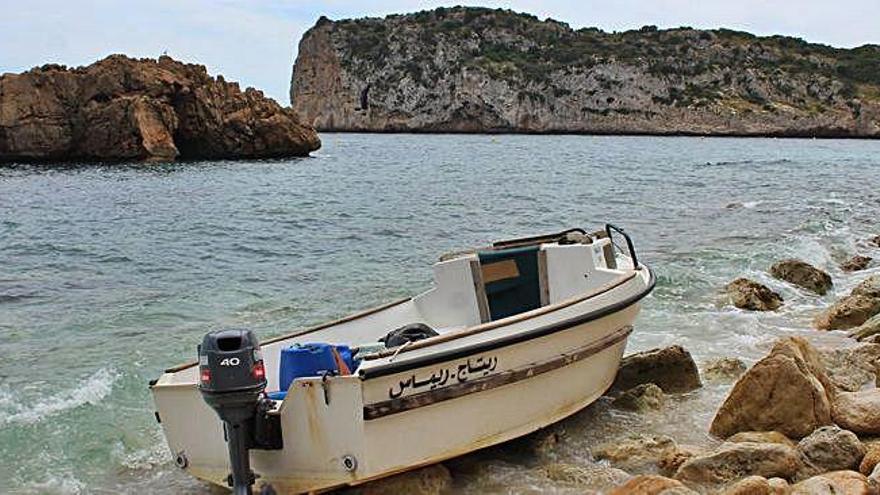 La patera encontrada ayer vacía en la cala de Ambolo en Xàbia.