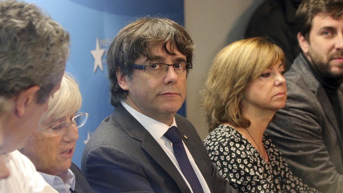 Carles Puigdemont, en el Centro de Prensa de Bruselas, junto a varios 'exconsellers'