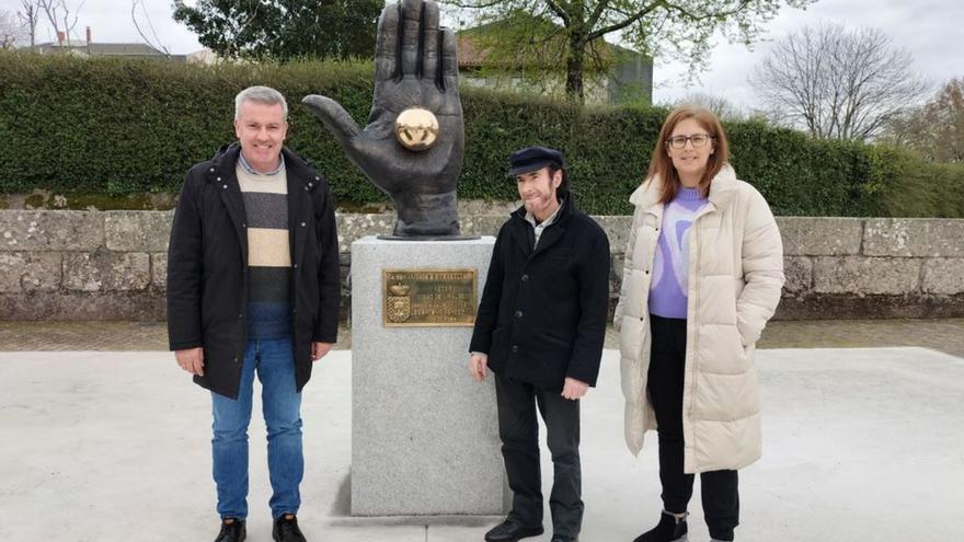 Diego de Giráldez dona la escultura “La humildad y el trabajo” a su A Cañiza natal