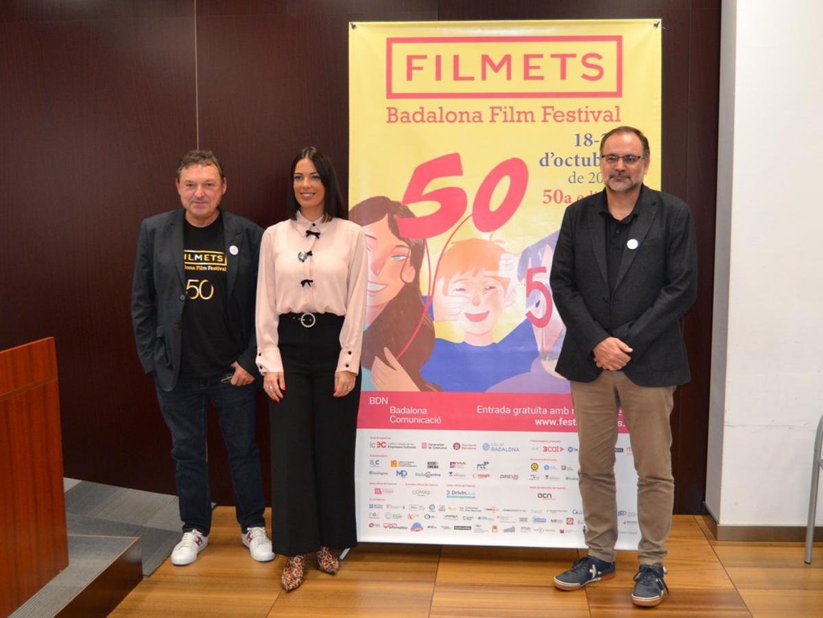 El director artístico de Filmets, Agustí Argelich, junto a la concejal de cultura del Ayuntamiento de Badalona y el director de Badalona Comunicació, Xavier Casanovas