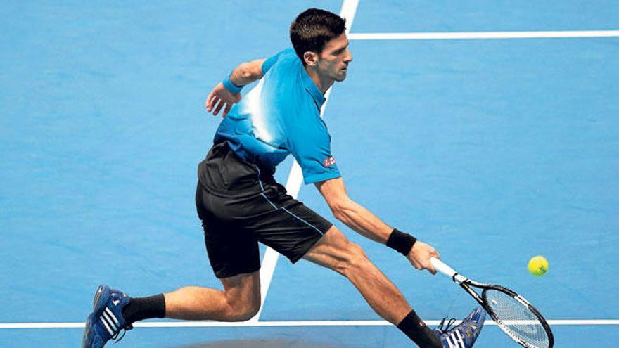 Djokovic golpea la bola durante el partido de anoche.