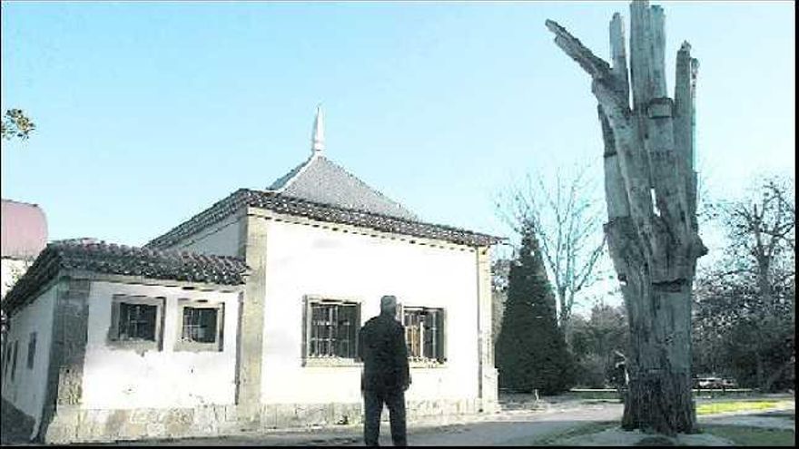 El «Tejo herido» situado junto a la Noria en el parque de Ferrera.