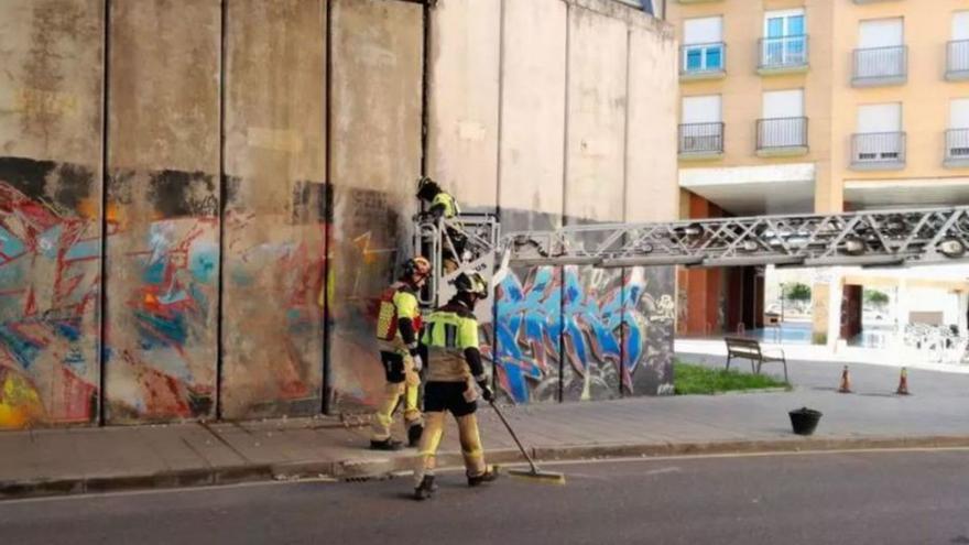 Los bomberos intervienen en el tramo cortado de Puerta Nueva. | P. S.