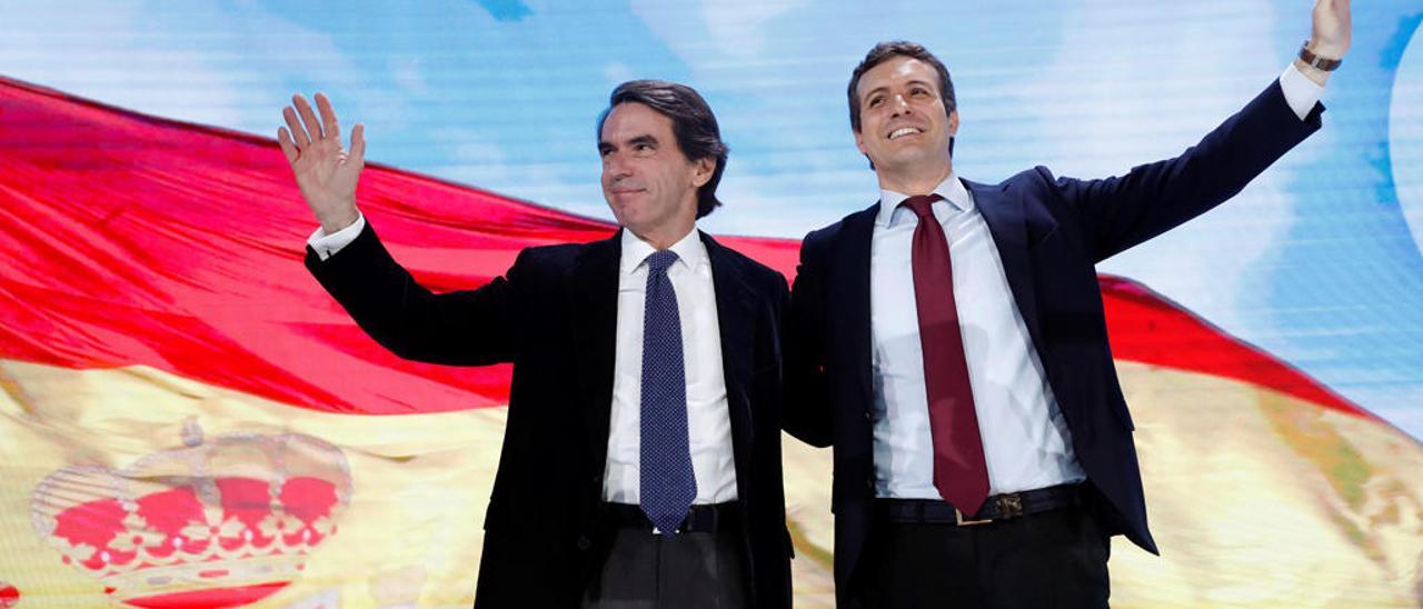 Pablo Casado acompañado del expresidente José María Aznar.