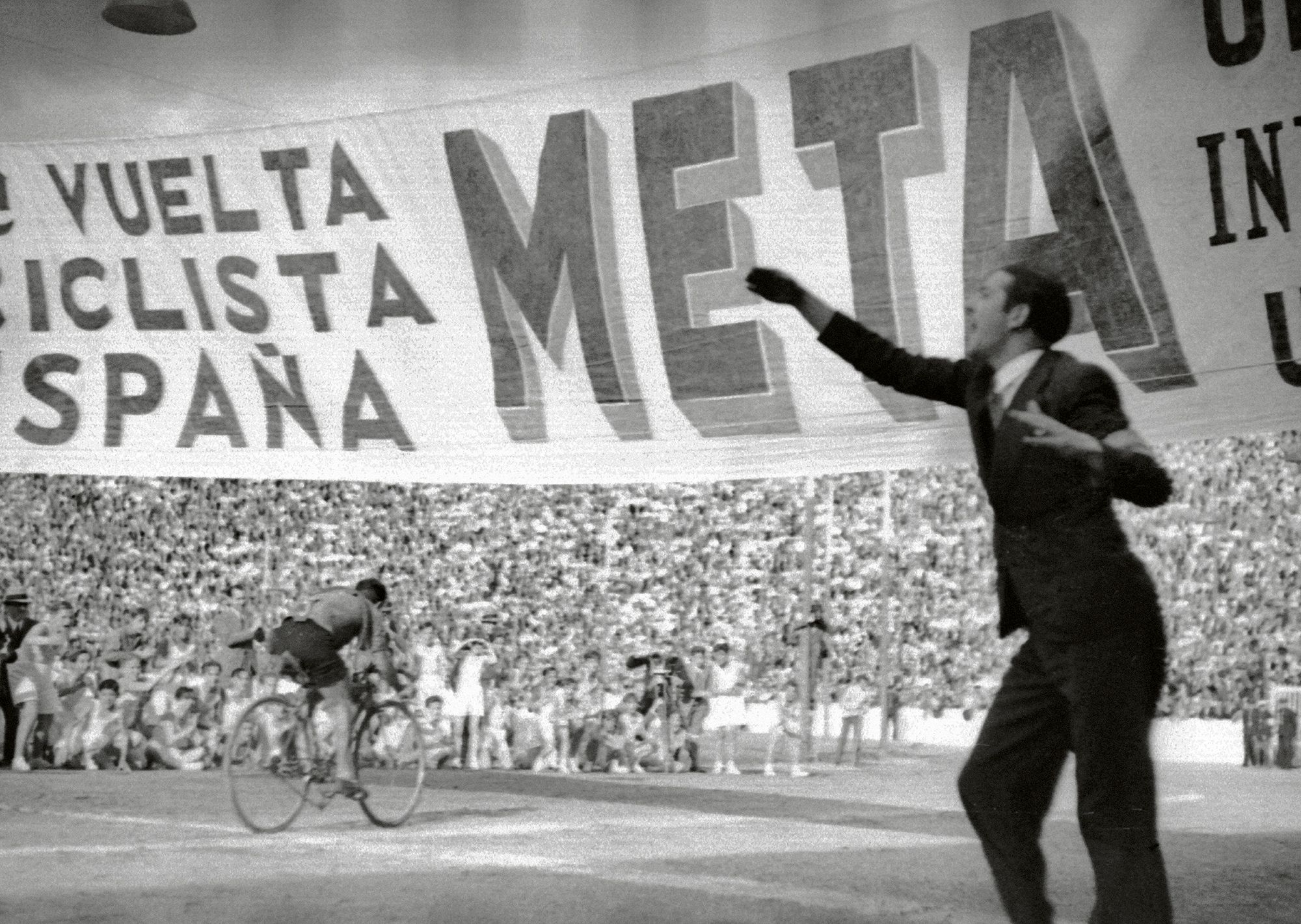 Segunda vuelta ciclista a España Madrid Mayo 1936 ©Alfonso. Vegap, Madrid, 2021.jpg