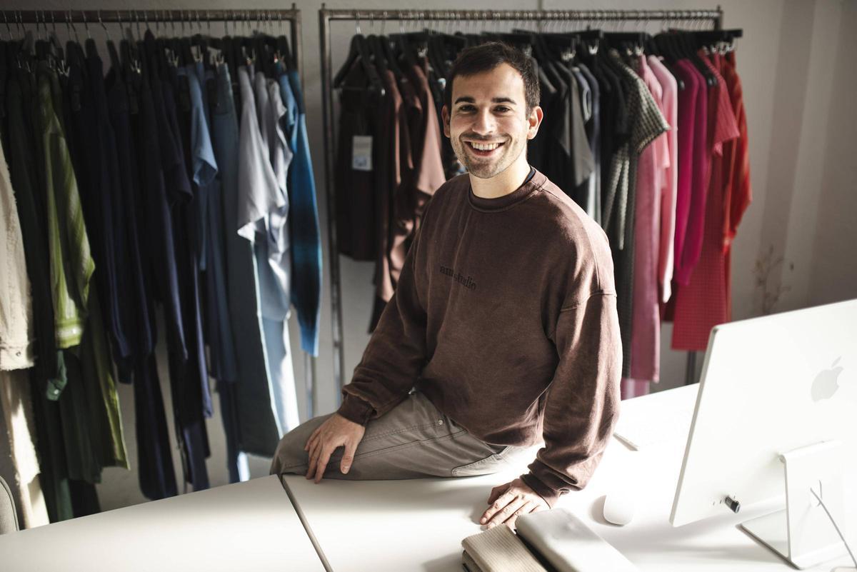 El dissenyador manresà Adrià Machado a l'estudi de la seva marca Amt.studio