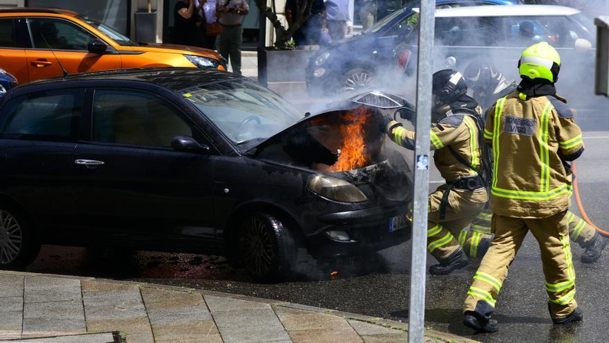 Nuevo &quot;fogoso&quot; susto en el centro de Vigo al arder el motor de un coche