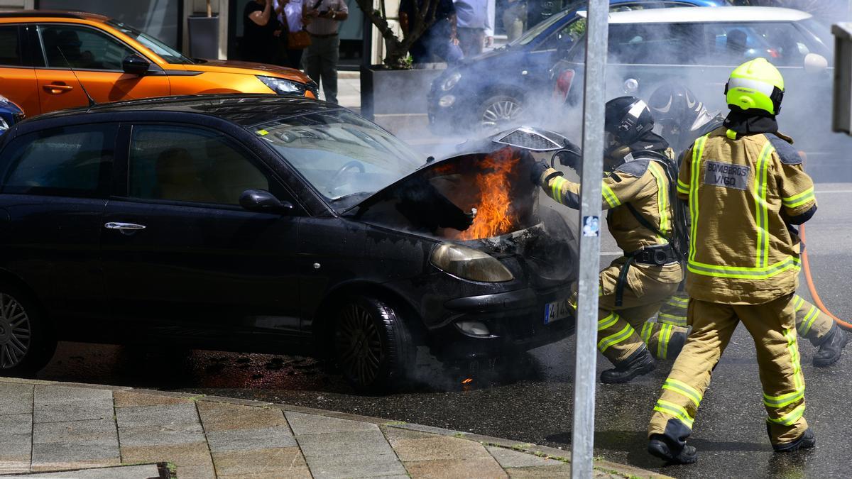 Los bomberos intervienen en el vehículo incendiado en Urzáiz