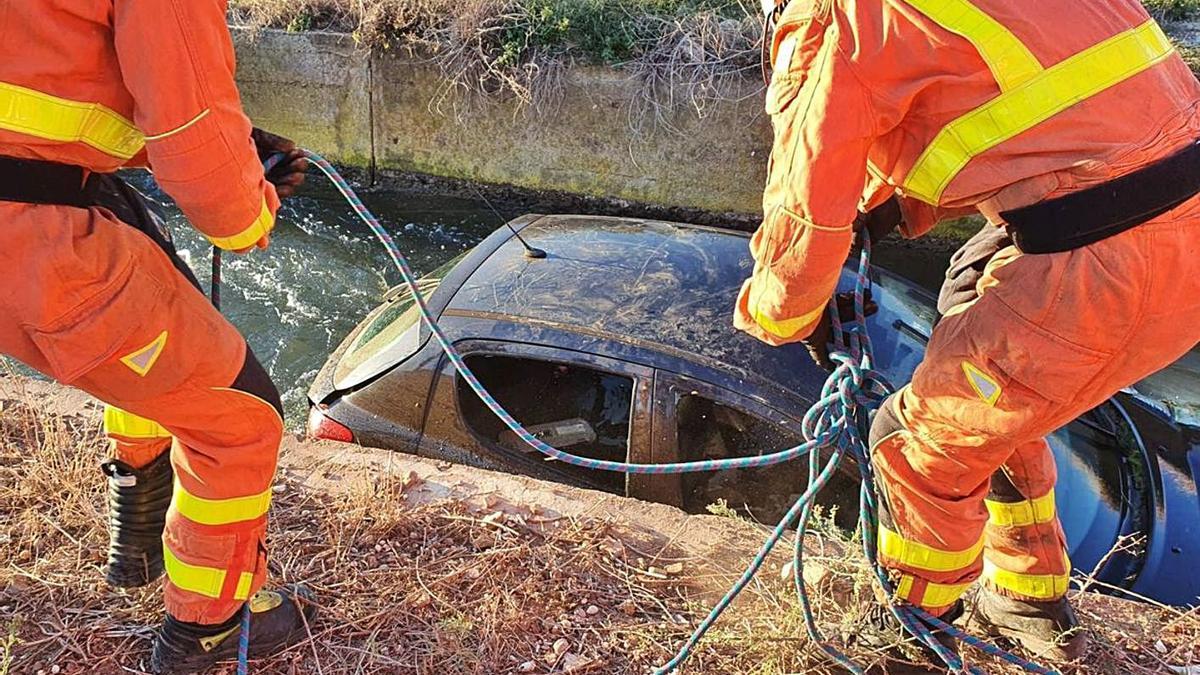 Rescatada tras caer con su coche en una acequia