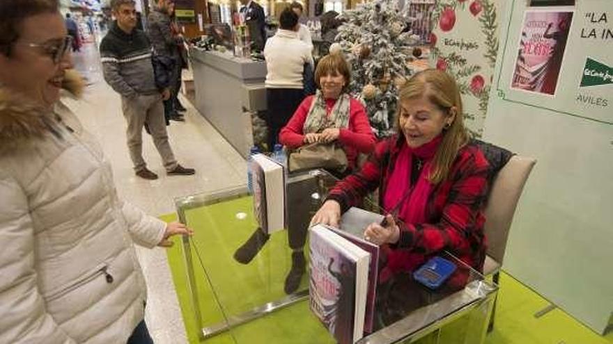 María Teresa Álvarez firma ejemplares de su última novela, &quot;La hija de la indiana&quot;