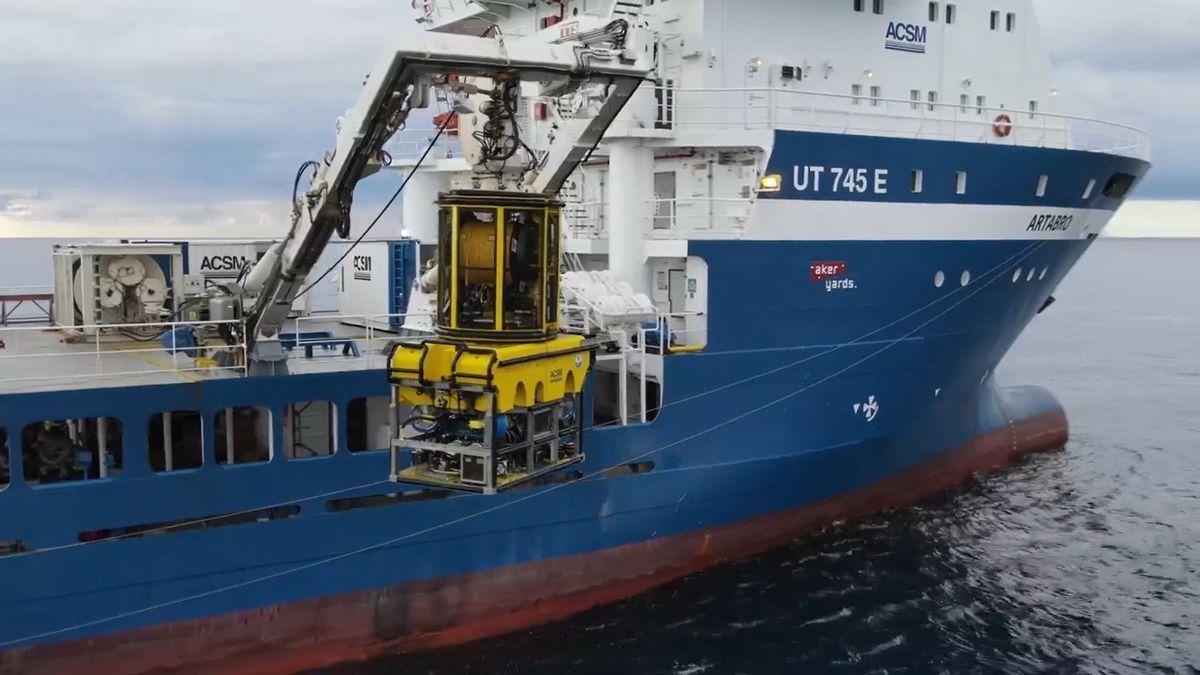 El "Artabro", con uno de los ROV. / ACSM
