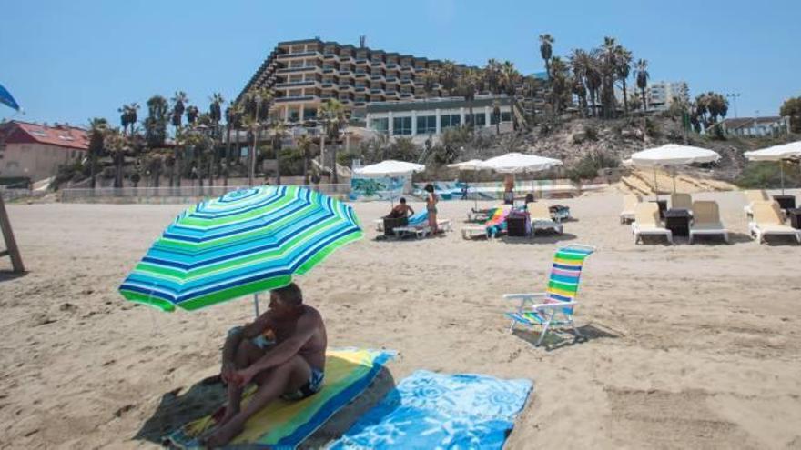 El antiguo hotel Sidi San Juan cumple su cuarto verano cerrado en primera línea de la playa de San Juan