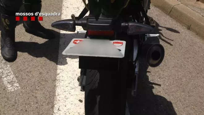 El sistema utilitzat per amagar la matrícula de la moto