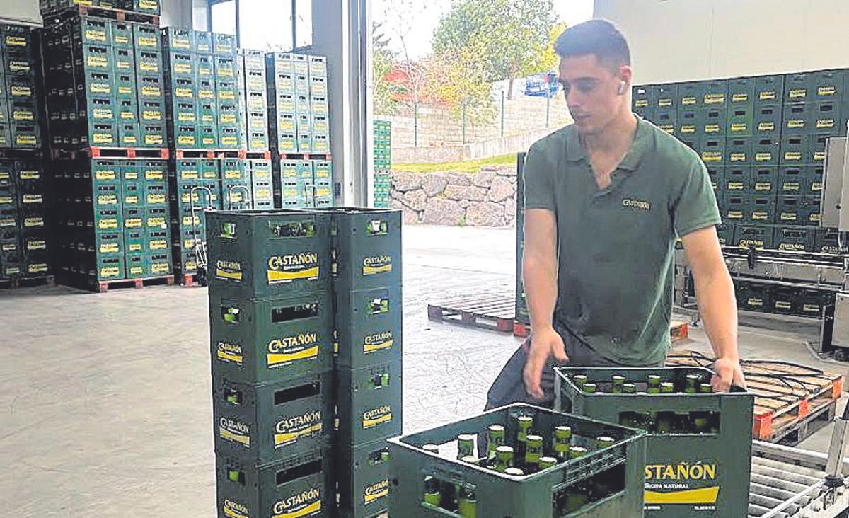 Un trabajador de Sidra Castañón, en el llagar de la marca