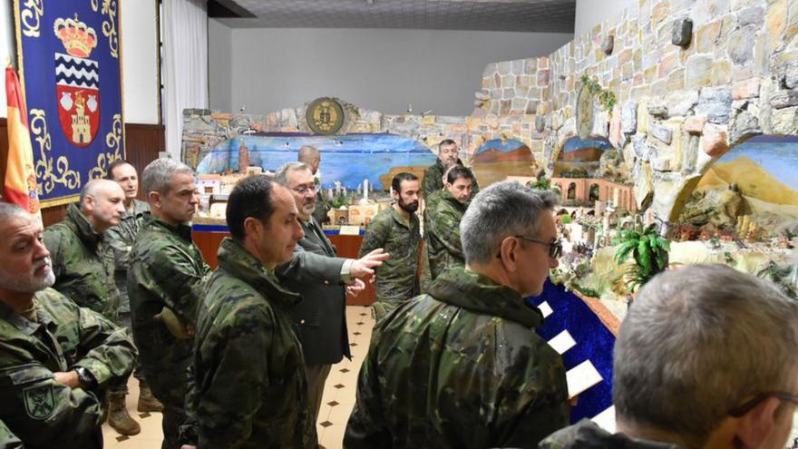 Militares visitan, ayer, el Belén del cuartel de Atocha. |   // L. O.