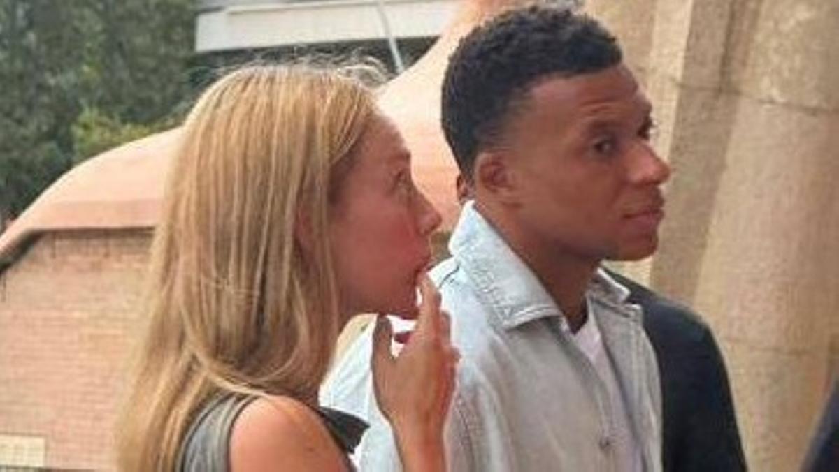 Ester Expósito y Kylian Mbappé, durante su tour por la Sagrada Família, este martes.