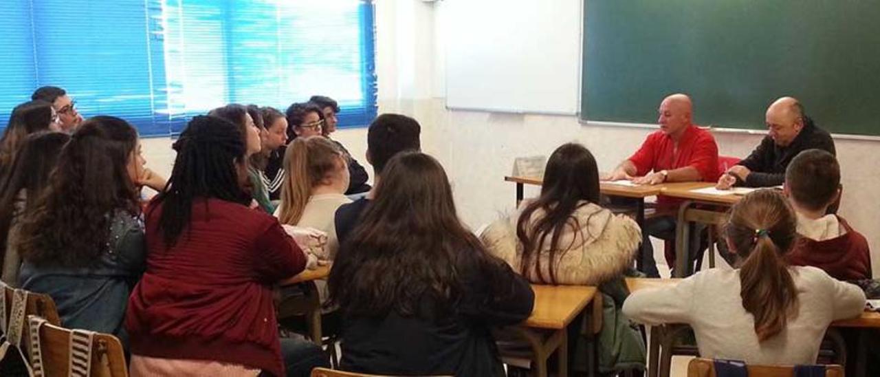 El marinero Ignacio Refojos, padre de una alumna del centro, durante su charla al grupo de 3º de la ESO.