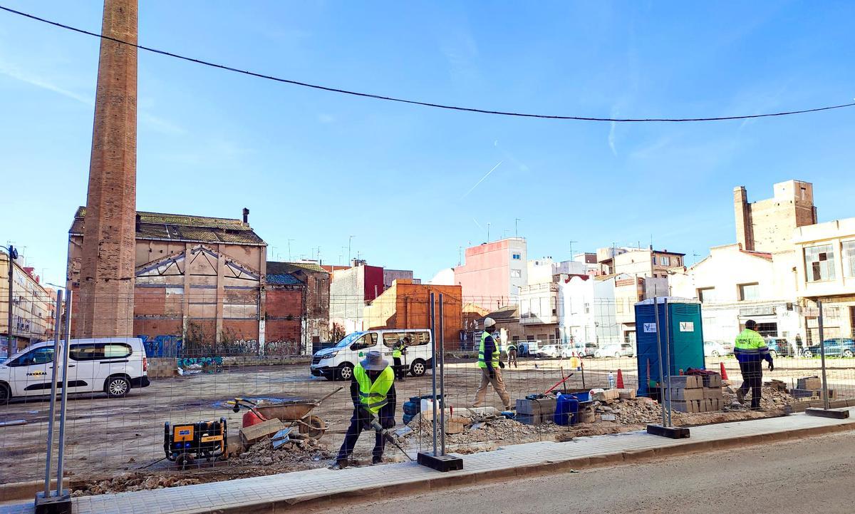 Inicio de las obras para hacer aparcamientos en la antigua fábrica Meivel