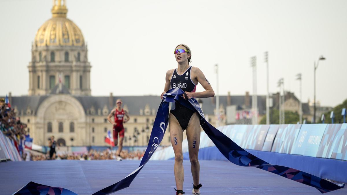 Cassandre Beaugrand cruza la meta como campeona olímpica de triatlón.