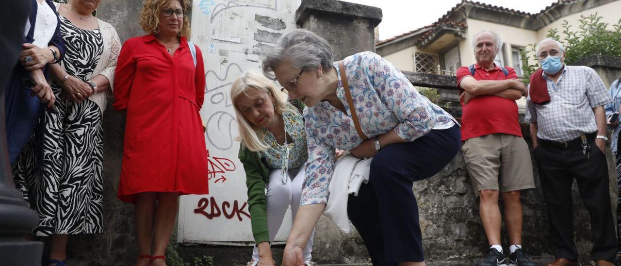 Salomé Díaz Toral, a la izquierda, y Esther Carriles, en el homenaje a José María Cueto Rodríguez. | Marcos León