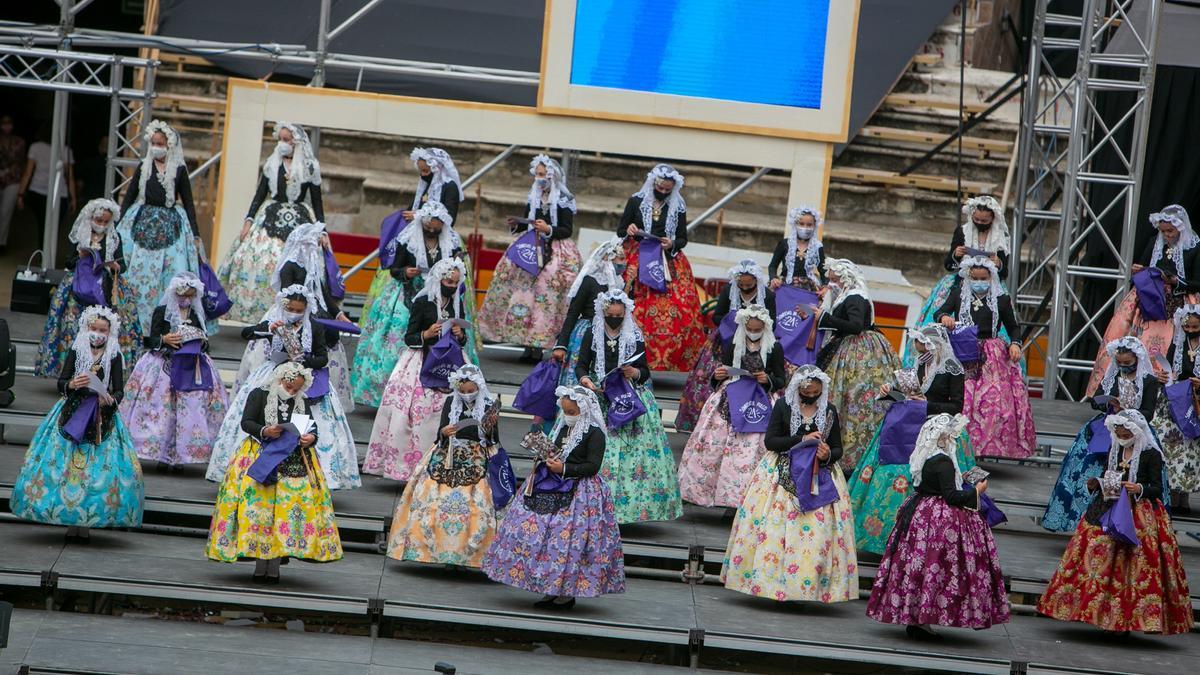 El artista Federico Molinero instala el decorado para el festival de elección de la Bellea del Foc