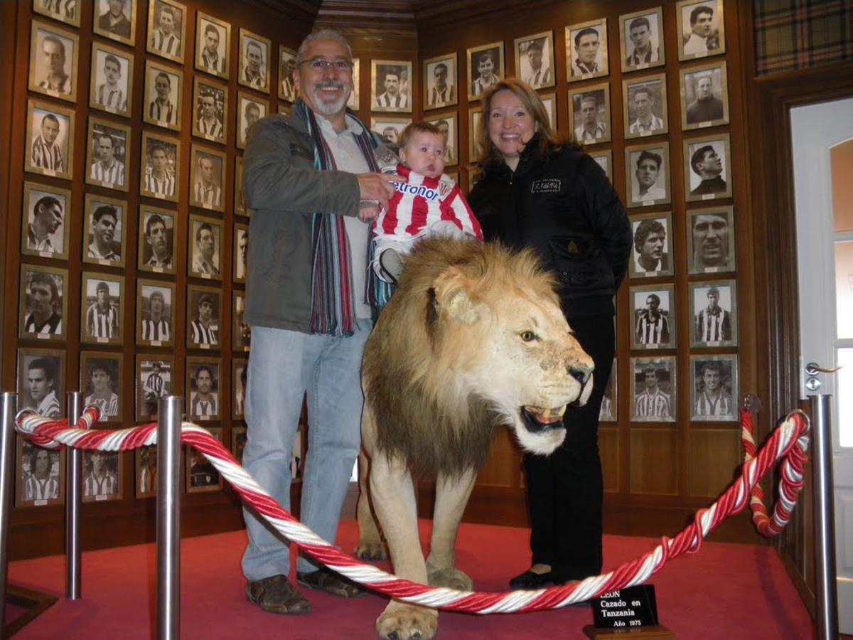 Alexander Lev, con sus padres,   en las instalaciones de Lezama.