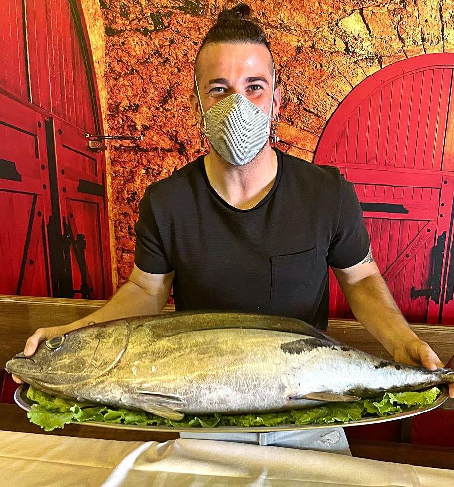 El cocinero Carlos Maldonado con un bonito que preparó el día de la presentación.