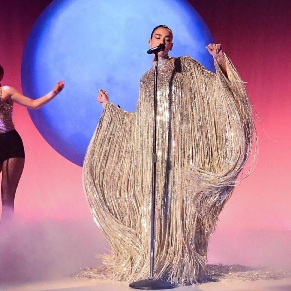 Dua Lipa con un impresionante vestido de Valentino