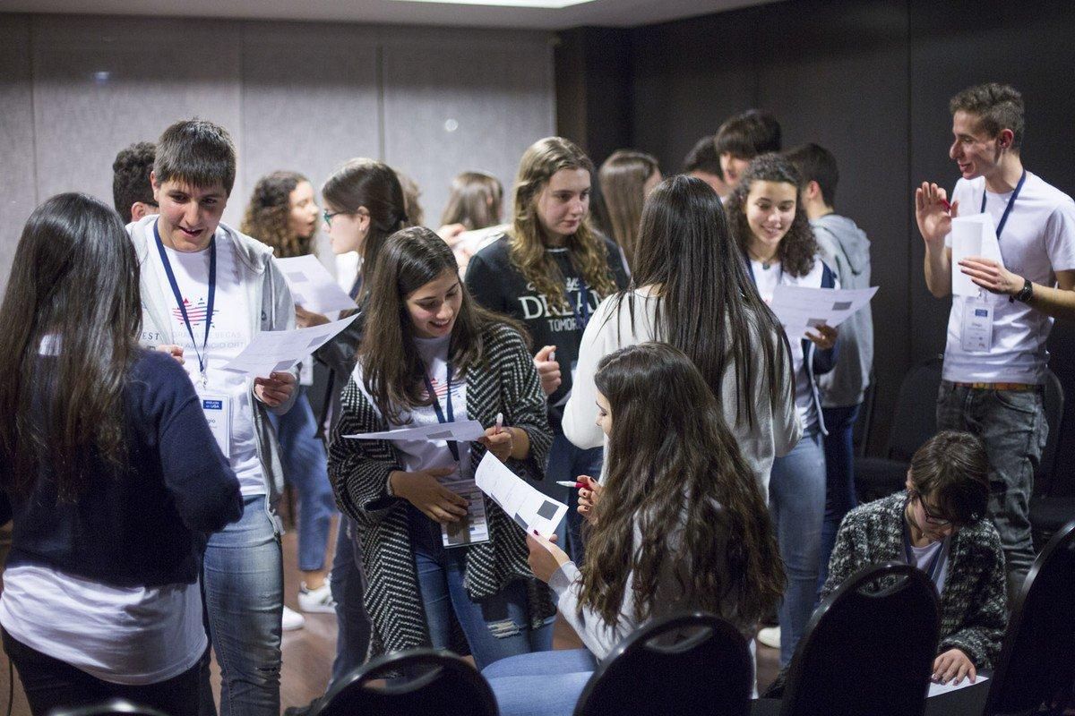 Jóvenes en una reunión de la beca Amancio Ortega de estudio.