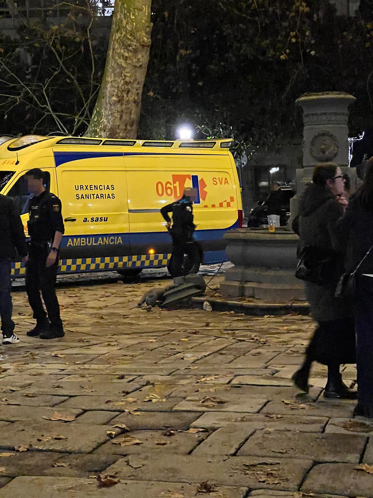 Destrozos en la fuente de la plaza de Azcárraga en noviembre.
