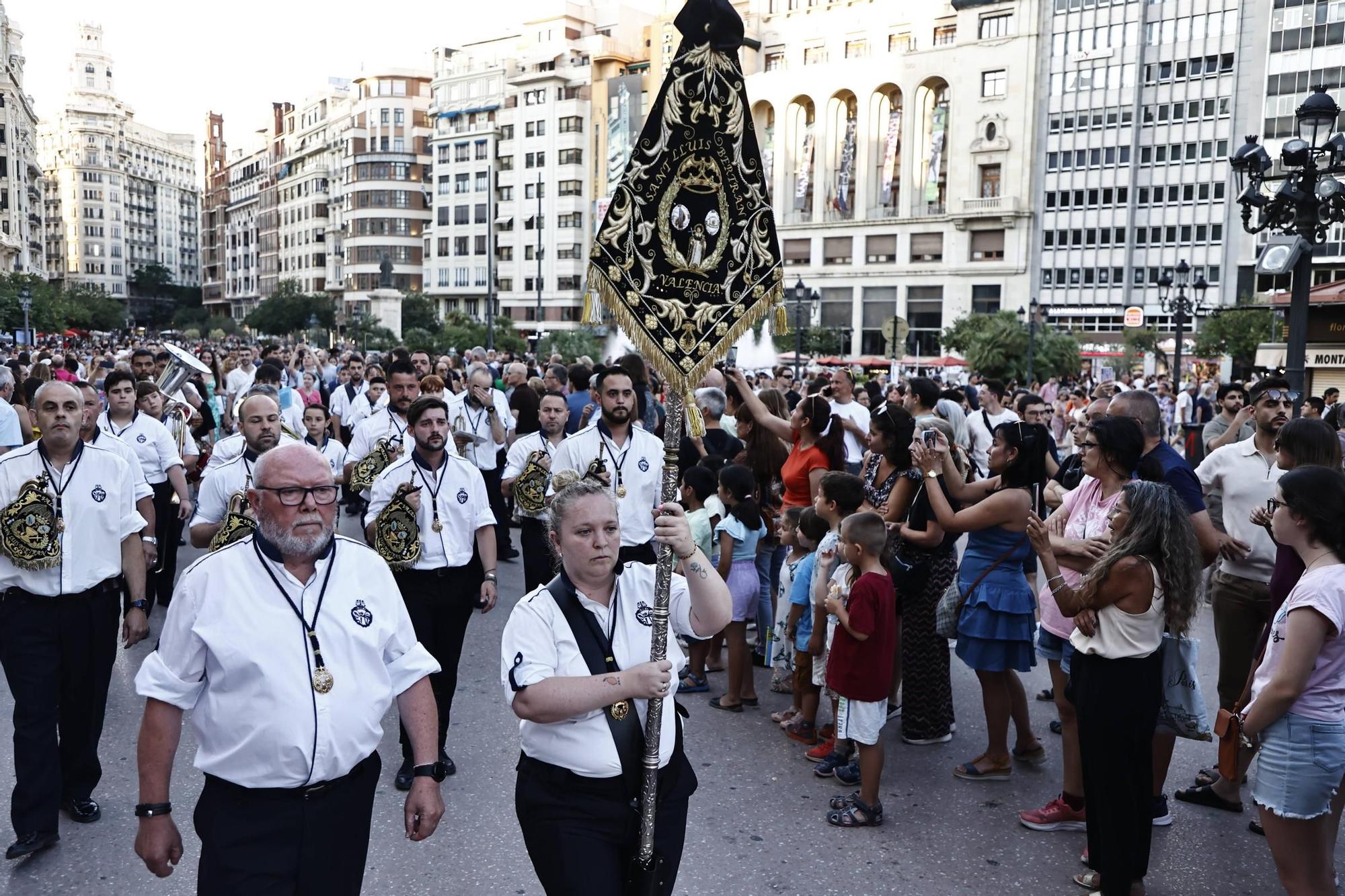 Así ha sido la inauguración de la Gran Fira: desfile de bandas de cornetas y tambores