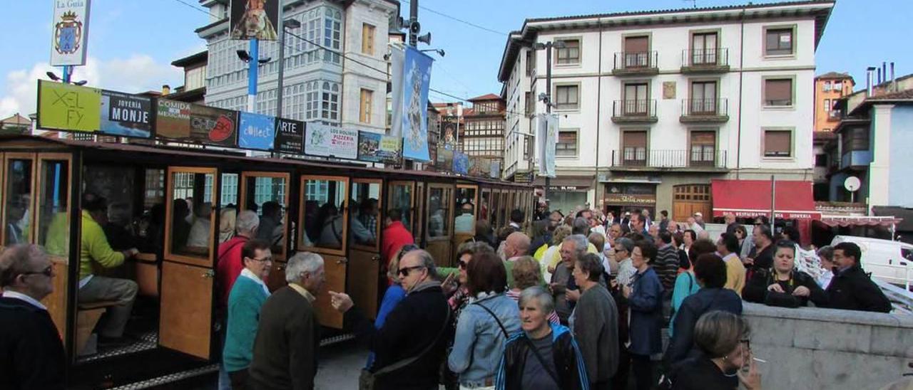 El tren turístico, a tope de visitantes.