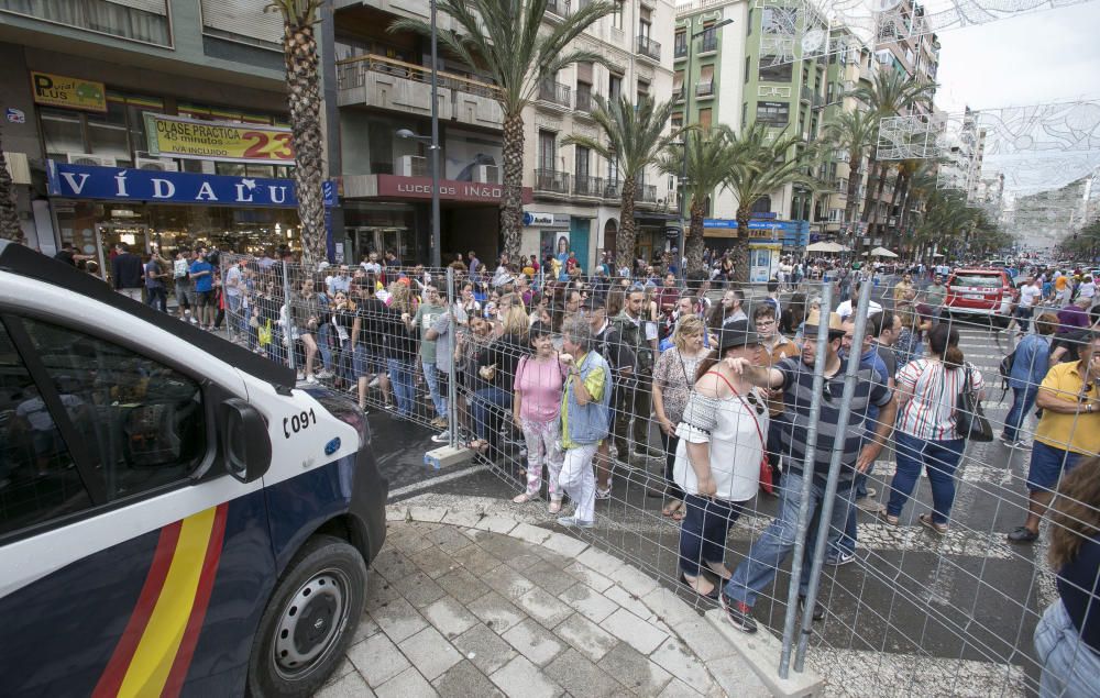 Primera mascletá de las Hogueras del 90 aniversario.