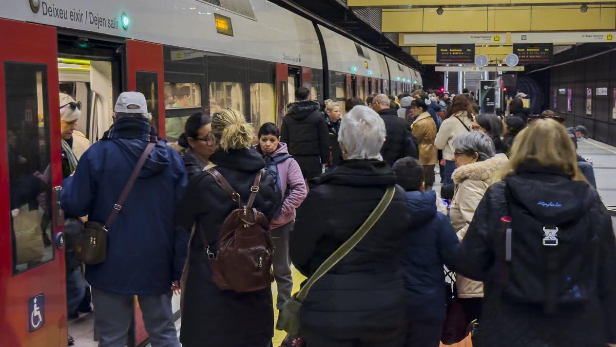 Valencia. VLC. Grave averia en la catenaria de Ángel Guimera que ha provocado grandes retrasos a primera hora del día
