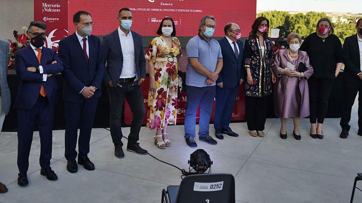 Foto de familia de las autoridades y los premiados en la terraza del Teatro Ramos Carrión. |