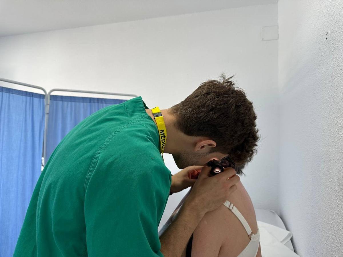 Un médico examinando a una paciente en consulta. Imagen de Archivo