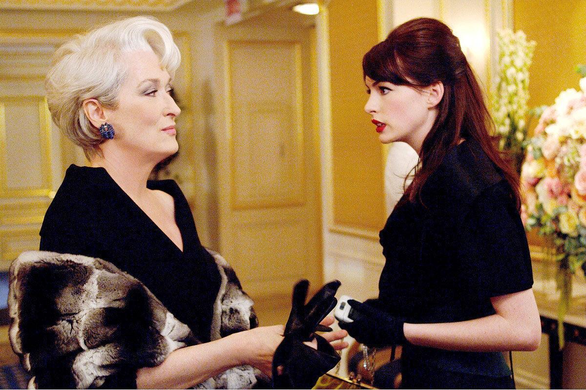 Fotos de EL DIABLO VISTE DE PRADA para el EXIT. PELICULAS CINE PC " EL DIABLO VISTE DE PRADA " " THE DEVIL WEARS PRADA " , DIRECTOR DAVID FRANKEL ( 2006 ) , ACTRIZ ANNE HATHAWAY (D) , ACTRIZ MERYL STREEP (I) _ PUBLICADA EXIT 29/11/2007 P 42 _ FOTOGRAMA