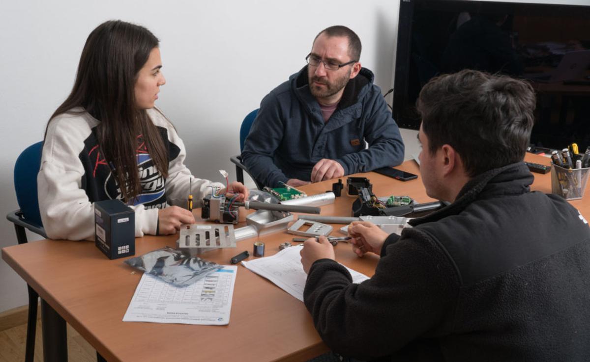 Ingenieros de SC Robotics, en sus instalaciones.